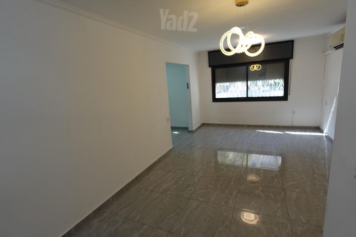 השישה עשר 28