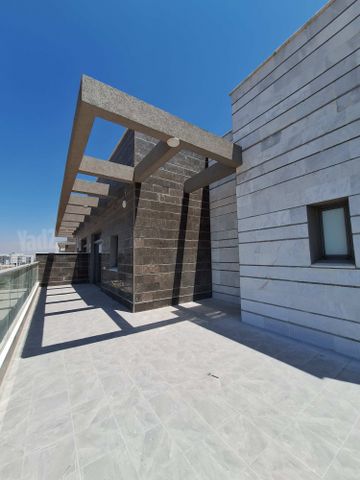 גג/ פנטהאוז, נתיבות