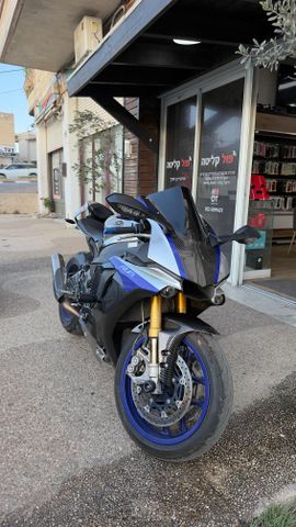 מודעת רכב ימאהה YZF-R1