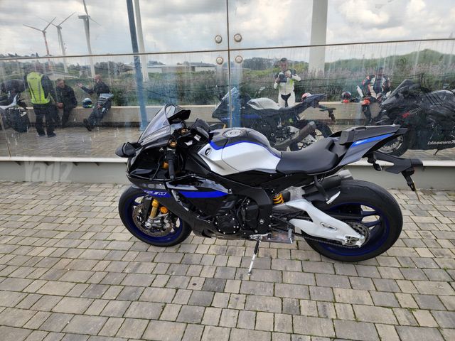 מודעת רכב ימאהה YZF-R1
