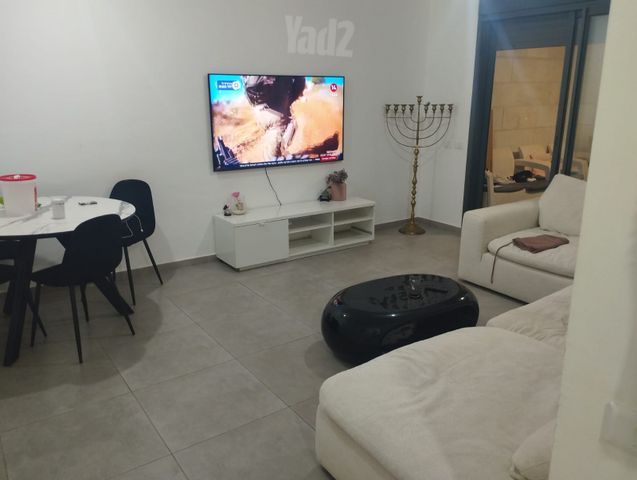 השקד 10