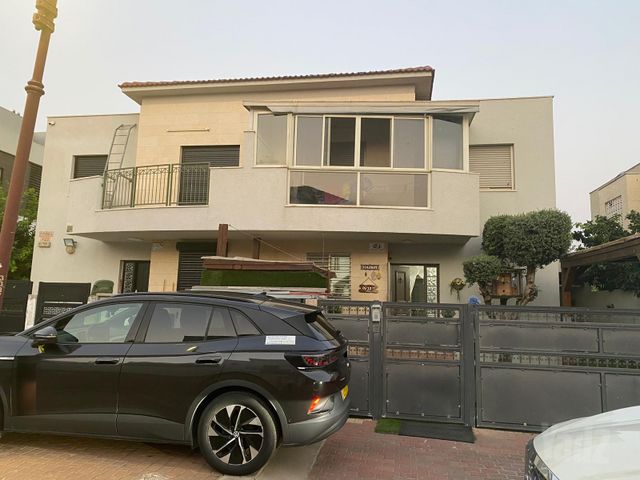 החציר 14