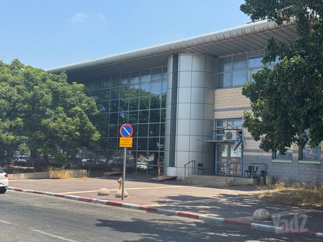 מבני תעשיה, אזור תעשיה ב, חולון