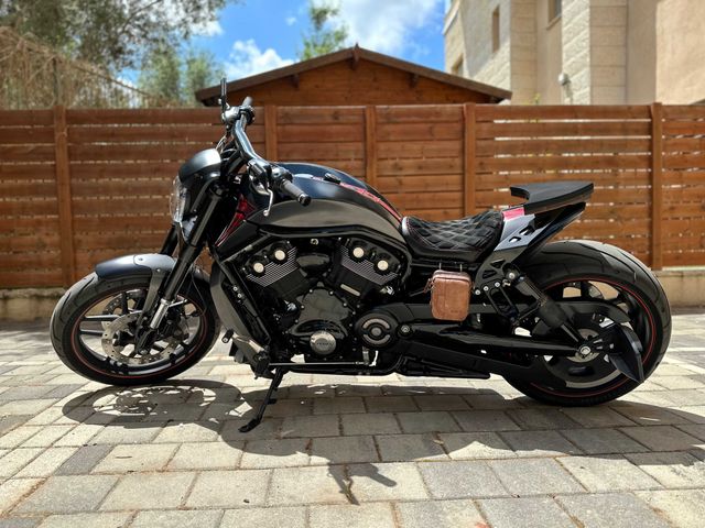 מודעת רכב הרלי דיווידסון V-Rod 1250