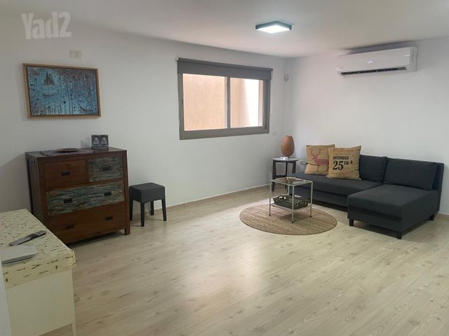 אגמון 12
