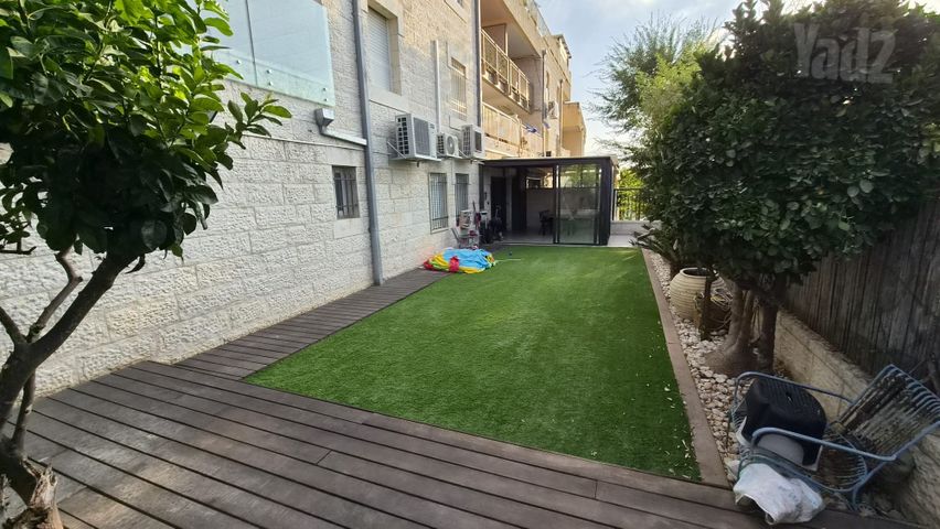 המחנכת 