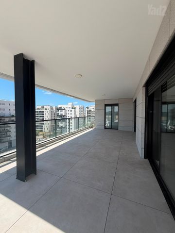 Holon, Israel 3