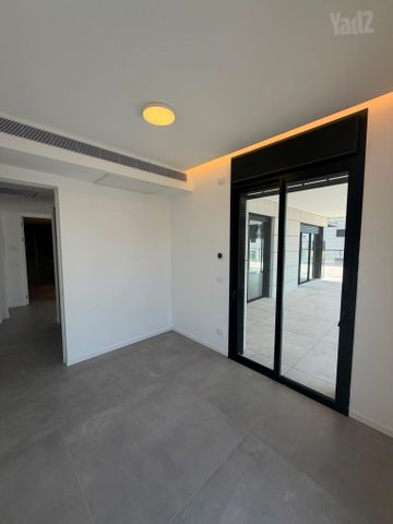 Holon, Israel 14