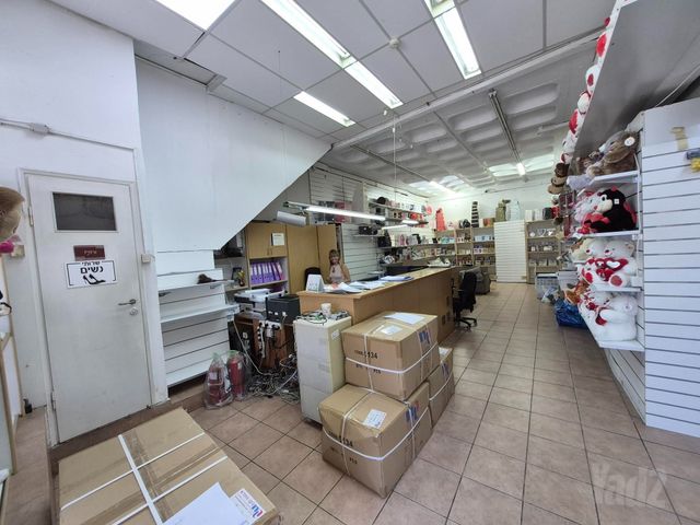 חנויות/ שטח מסחרי