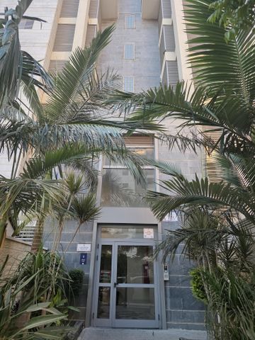 שדרות יצחק שמיר 17