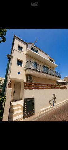 עזאי 8
