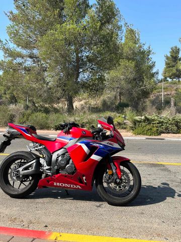 מודעת רכב הונדה CBR600RR