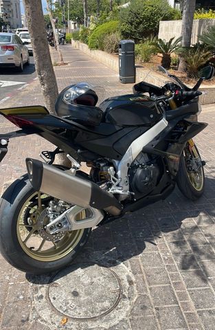 מודעת רכב אפריליה RSV4R