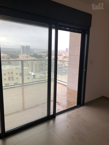 עפרה חזה 4