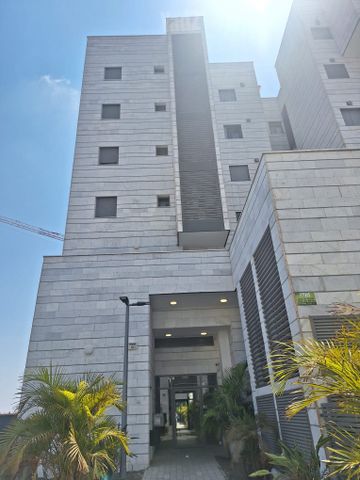 עופרה 10
