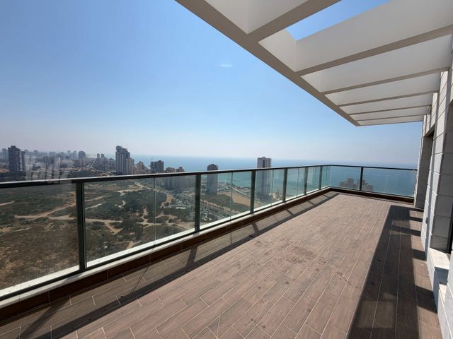 אמנון ליפקין שחק 