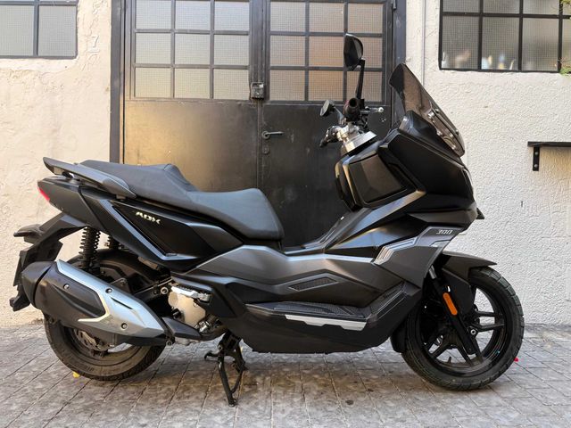 מודעת רכב סאן יאנג ADX 300