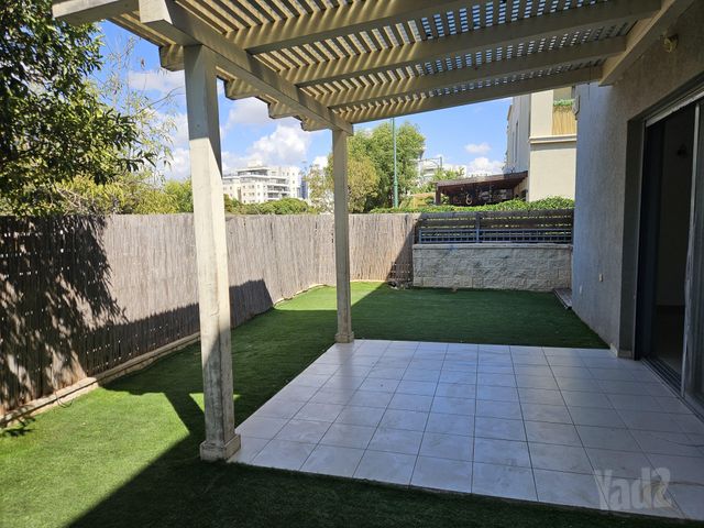 האפרסמון 8