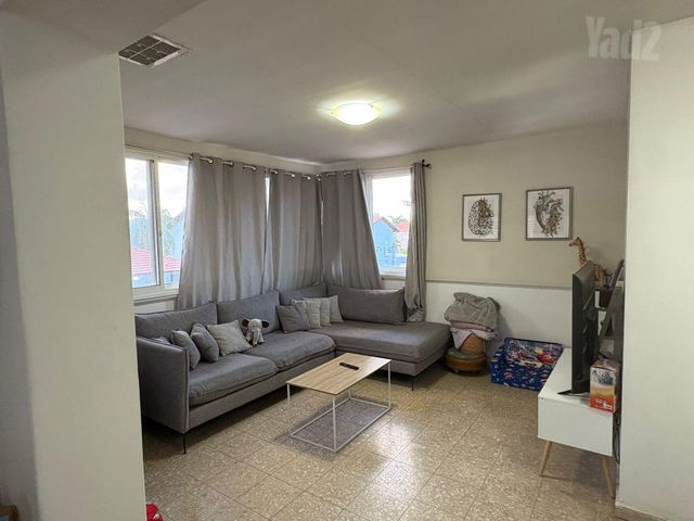 ענבל 11