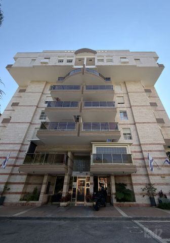 מנחם שניאורסון 1
