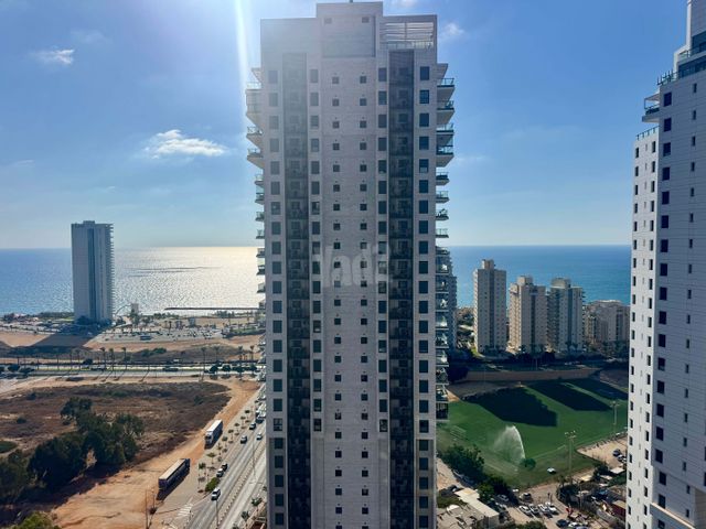אמנון ליפקין שחק 