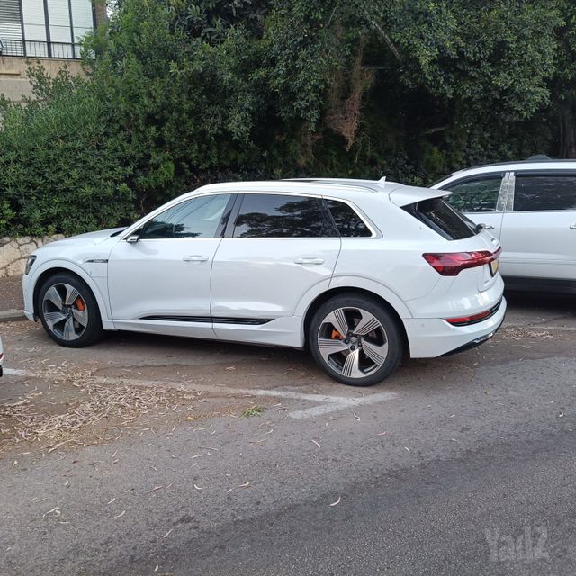 מודעת רכב אאודי E-tron