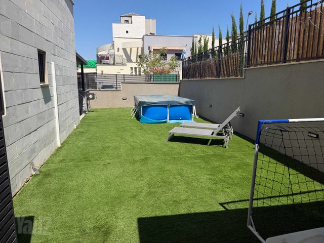 קוממיות 7