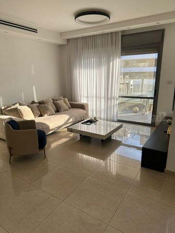 נצרים 82
