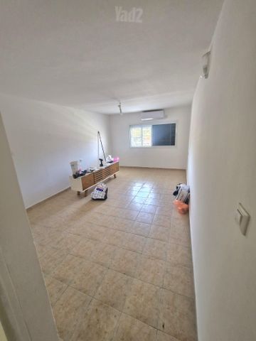 יצחק שדה 750