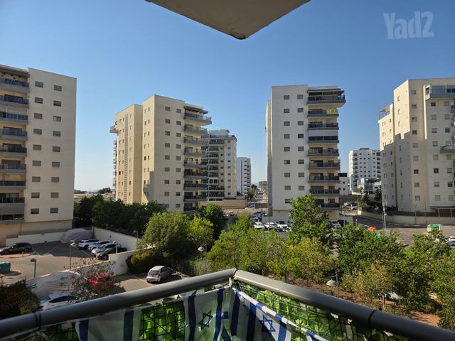 לאה גולדברג 42