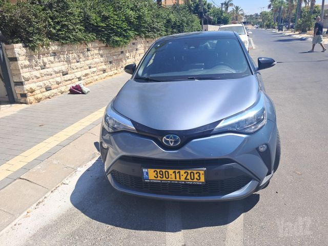 מודעת רכב טויוטה C-HR