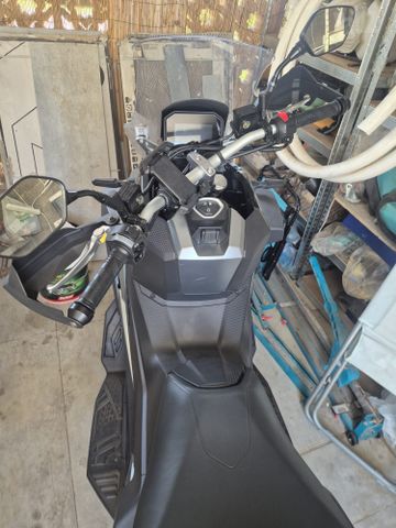 מודעת רכב סאן יאנג ADX400