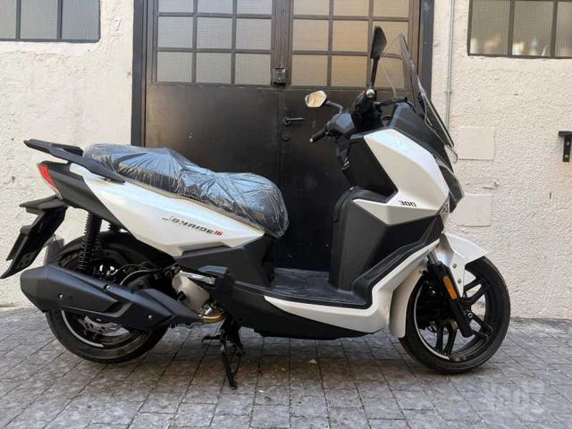 מודעת רכב סאן יאנג ג'וירייד 300 16