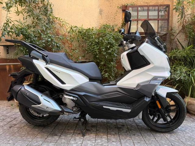 מודעת רכב סאן יאנג ADX 300