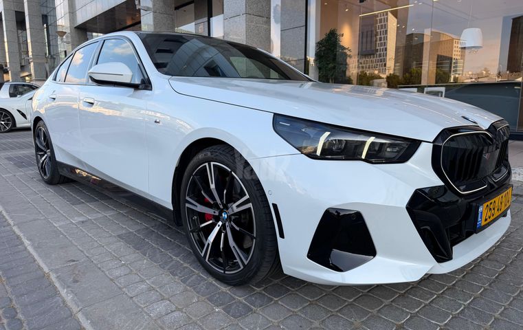 סדרה 5 M-Expressive 540i אוט׳ 3.0 (375 כ״ס)