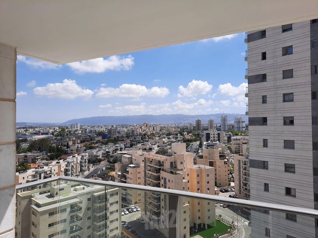 עפרה חזה 8