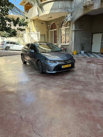 קורולה Limited היברידי אוט׳ סדאן 1.8 (98 כ״ס)