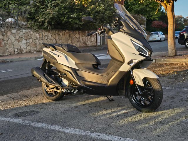 מודעת רכב סאן יאנג ג'וי-מקס Z-300