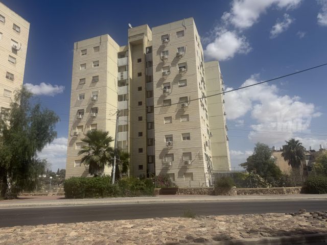 עיינות 8