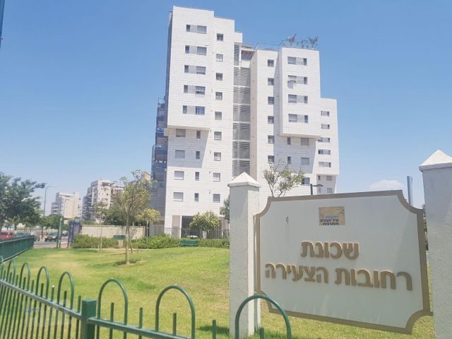 דירה, רחובות הצעירה, רחובות
