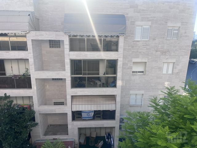 אייר 4