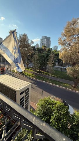 מודעת נכס, שדרות העצמאות, בת ים