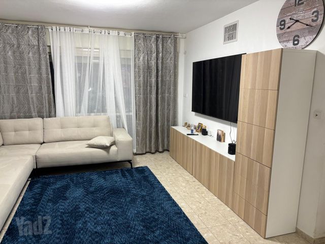 ניסן 4