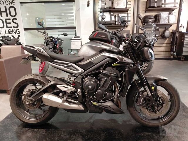 מודעת רכב טריומף Street Triple R