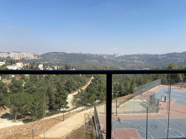 השקד 10