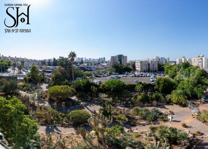 Holon, Israel 4