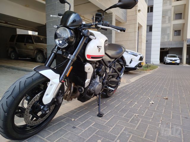 מודעת רכב טריומף Trident 660