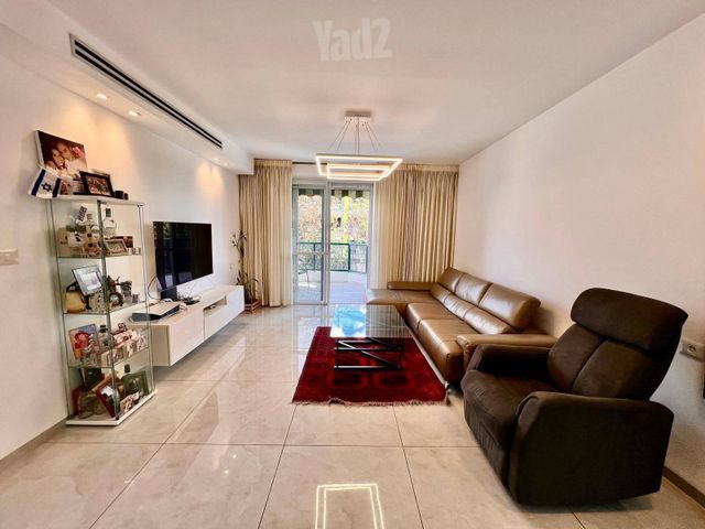 Holon, Israel 10