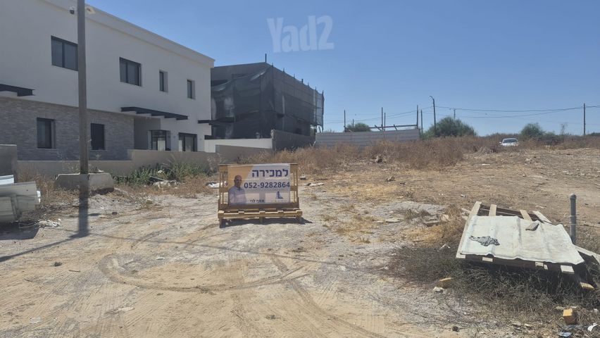 מגרשים