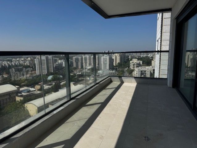 אחאב 4